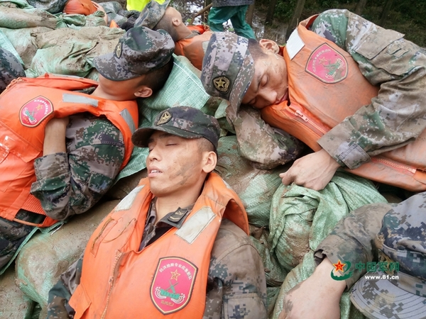 某舟桥旅救灾现场小憩是多么奢侈的事情