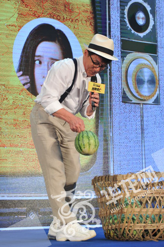 成龙穿起了当年《a计划》中的白衬衣和背带裤.片方供图