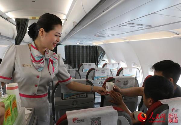 空姐张曦琼星级服务给旅客一段难忘的空中之旅