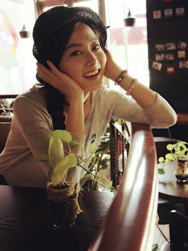 冻龄女神赵小侨咖啡厅享受惬意时光