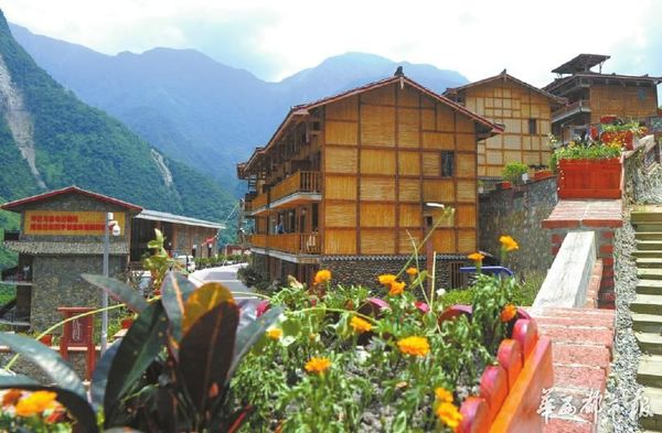 宝兴县雪山新村灾后重建的民居错落有致.