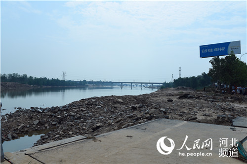 七里河道在大贤村收窄图为被洪水冲毁的堤坝张梦琪 摄