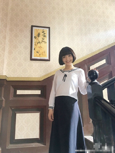 老公探班画风突变 孙茜民国学生服造型清纯