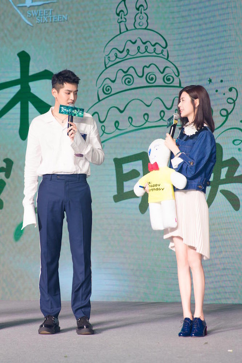 卢杉活动美腿吸睛清唱吴亦凡新歌紧张到飙汗