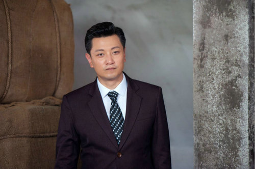 张洪睿花园饭店曝剧照变身民国霸道总裁