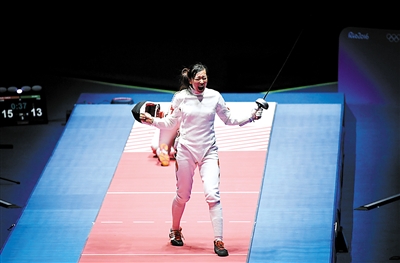 孙一文夺得女子重剑个人赛铜牌 新华社发