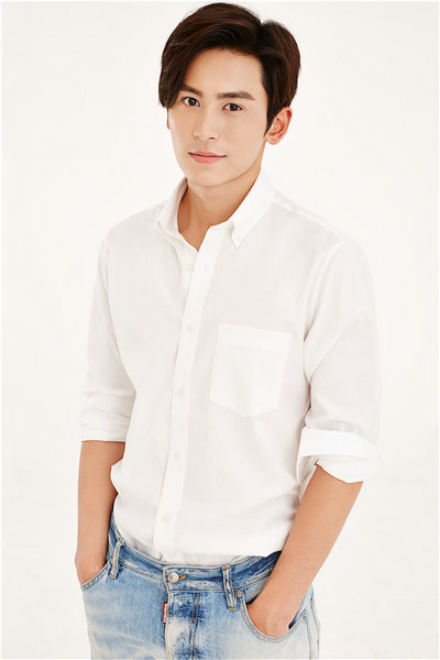 白衬衫撩妹近日,新生代人气小生张哲瀚曝光一组清新风格的写真,极简的