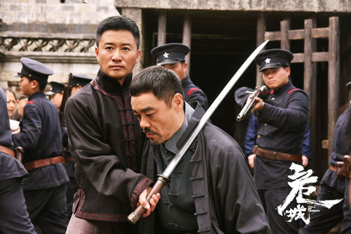 刘青云被吴京一伙人拿下动作巨制《危城》正在火热上映中,片方今日