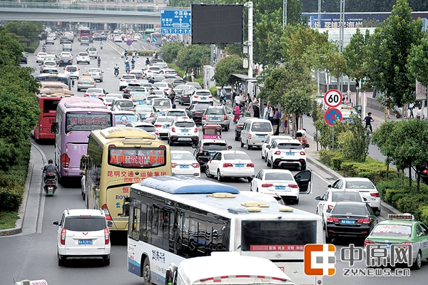 郑州火车站西广场附近道路拥堵严重 社会车辆肆意停靠