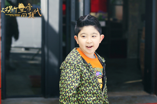 《又拐个皇帝回现代》已于8月7日火热上线,"00"后新人演员王少雍在剧