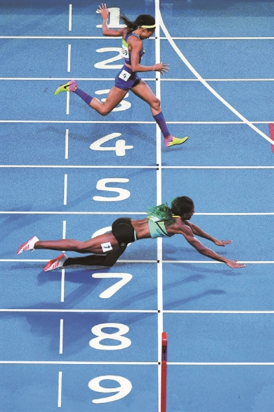 米勒鱼跃撞线瞬间.