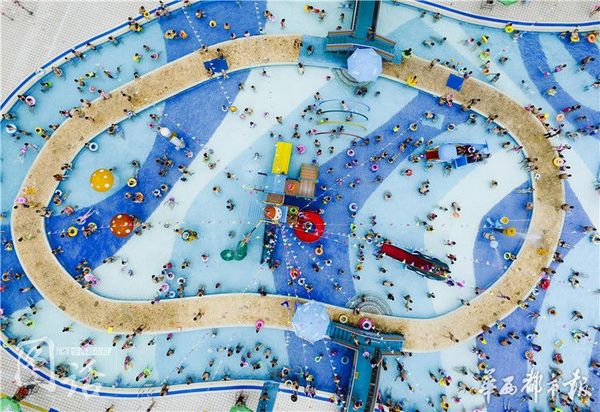 成都气温暴走 猛追湾游泳池市民打拥堂