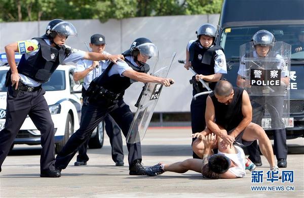 上海公安特种机动队举行实战模拟演练