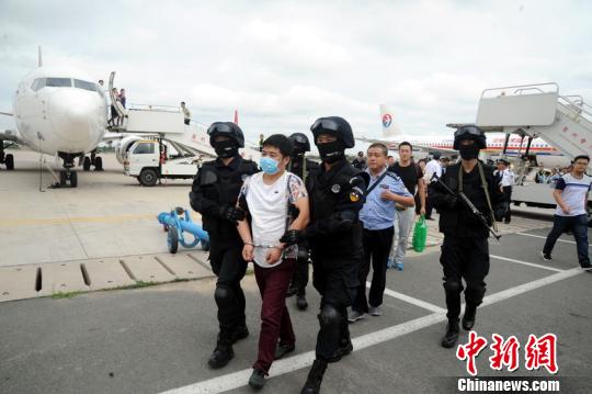 甘肃警方越南"猎狐"回国 犯罪嫌疑人曾骗银行500万