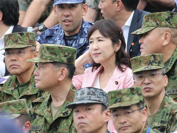 日本防卫相稻田朋美视察该演习(网页截图)