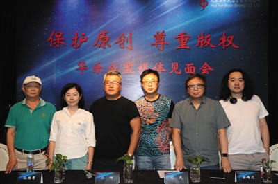 小柯(左三),孙维君(左二),沈庆(左四)是本次三件维权案的主角.