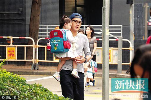 8月31日,刘恺威接送女儿上学.刘恺威全程抱着小糯米疼爱有加.