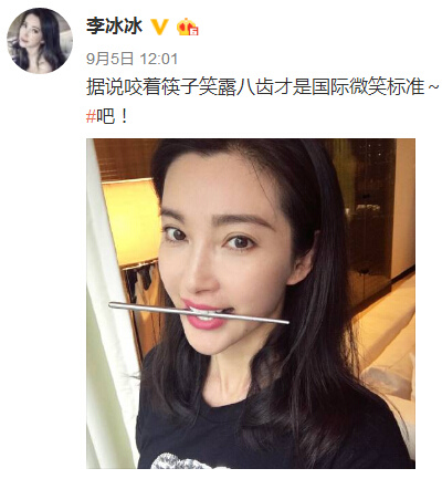 李冰冰示范"笑容筷闪" 口咬筷子笑露八齿(图)