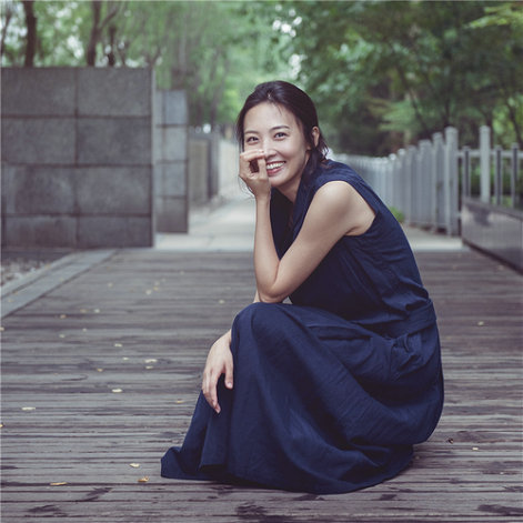 郑罗茜夏末"双面"写真曝光 或娴静或灵动