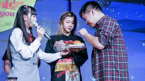 蜜蜂少女队学艺谢霆锋中秋别样蜜味回馈粉丝