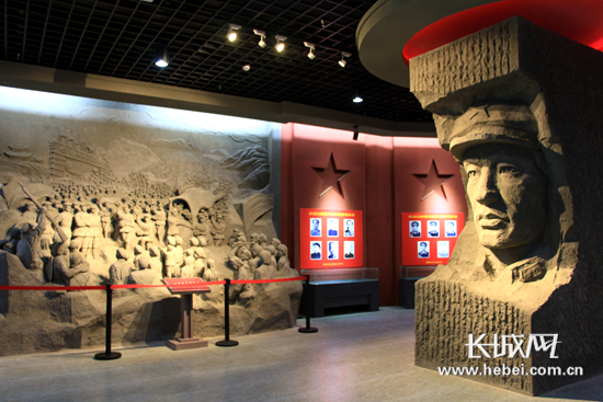 网媒记者参观山城堡战役纪念馆 了解红色历史