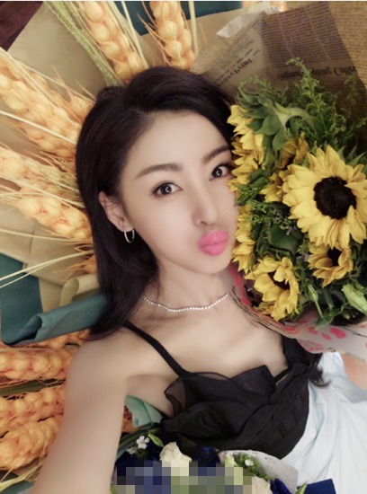 张天爱自拍吓坏网友 被蚊子叮出香肠嘴