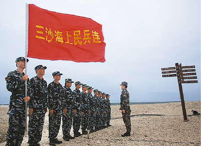 强军故事"媒体采访团与三沙警备区官兵在航行途中举行投放纪念碑仪式