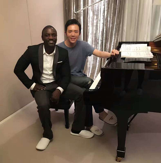 李云迪家中招待akon 流行天王钢琴巨星双雄会