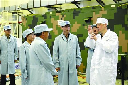 "长六"总指挥兼总设计师张卫东(右)与同事讨论工作/受访单位供图