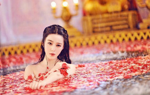 当红小花古装沐浴照 范爷霸气刘亦菲脏脸也好看