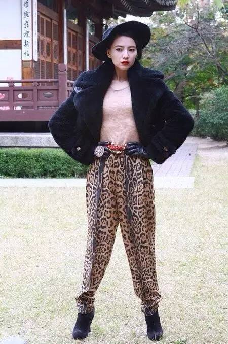 高圆圆遭韩国造型师恶搞 画风突变成暴发户大妈