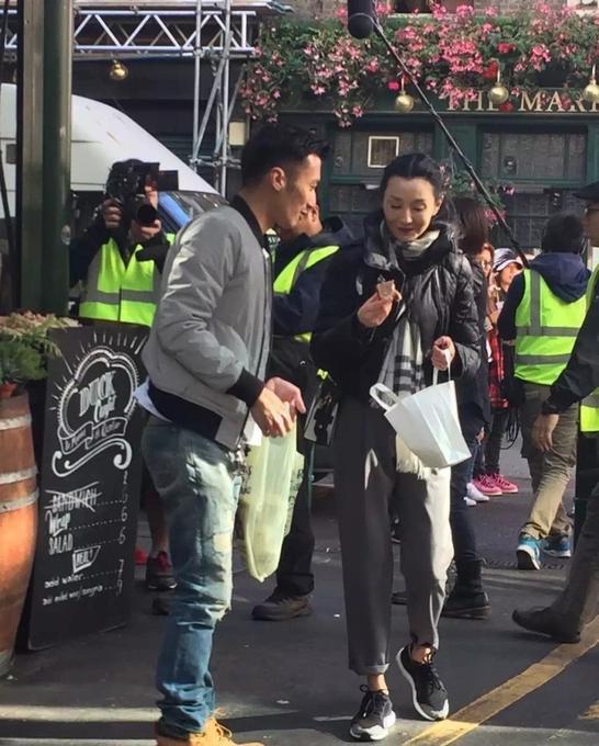 网曝张曼玉与谢霆锋录《锋味3》 伦敦街头找美食
