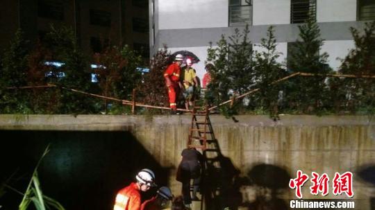 福州闽侯强降雨致溪水暴涨 消防官兵快速转移52名被困工人_凤凰资讯