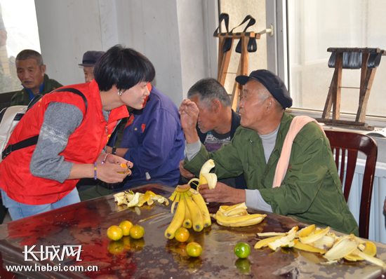 志愿者与老人进行交流。 通讯员供图