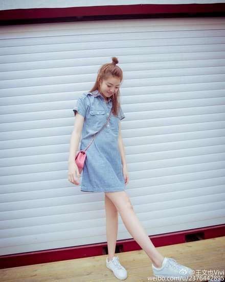 满屏大美腿~~超高颜值的家庭组合走红毯因为父亲的关系,王文也经常在