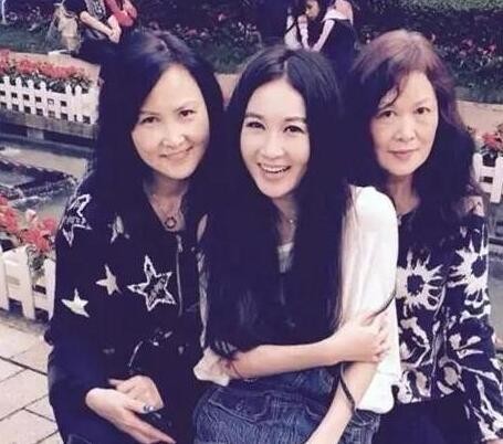 明星同学聚会: 温碧霞与同学似母女