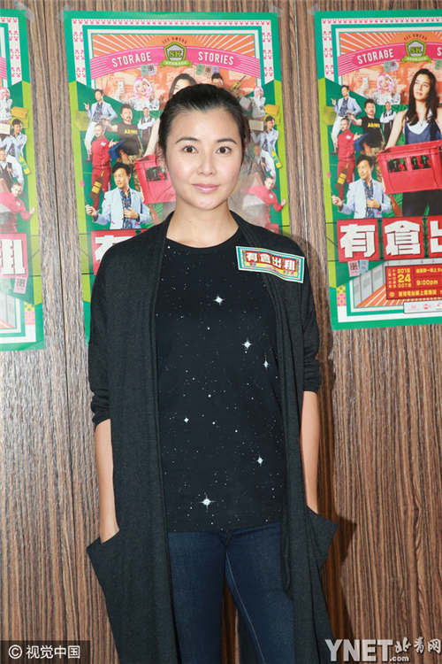 43岁蒙嘉慧积极减肥身材纤瘦 转赠游戏机贺伊健生日