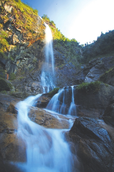 壮观的管密瀑布