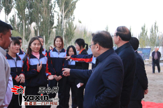 新疆教育厅帕尔哈提·艾孜木厅长在库西吐尔村调研访惠聚工作
