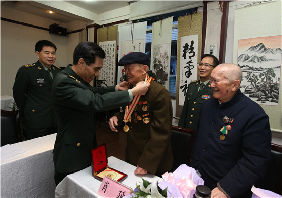 四川12名老红军获红军长征胜利80周年纪念章
