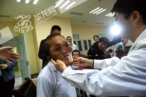 医生为夏元海做检查. 新桥医院供图 华龙网发