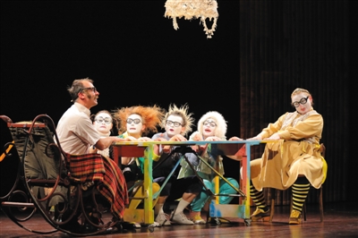 俄罗斯的搞笑默剧《瞧这一家人》是今年喜剧节的开幕大戏.甘源 摄