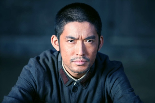 反套路抗战剧出关热播张博实力上演微笑杀