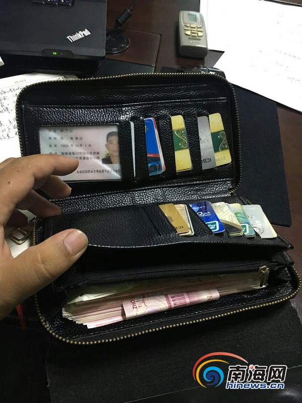刘先生丢失的钱包,内容8000多元现金和20多张卡.通讯员张磊供图