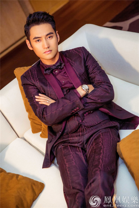 当晚袁弘身着dolce&gabbana酒红色套装亮相该活动红毯,修长的身材和