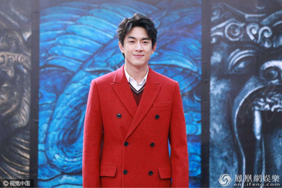 长城发布会张艺谋穿亲子装上阵