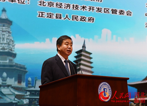图为石家庄市副市长,正定县委书记,正定新区党工委书记王韶华同志主持