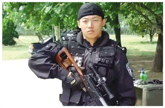 安徽省蚌埠市公安局特警支队一大队二中队中队长张劼在处置蚌埠"1·05