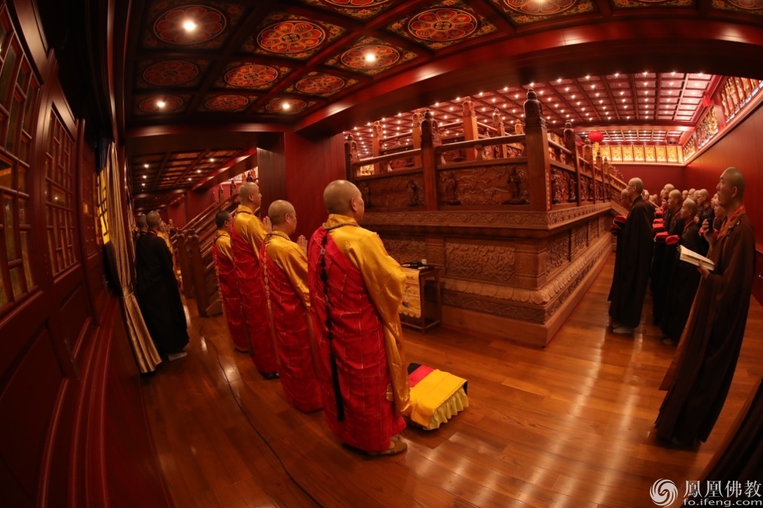 凤凰佛教 摄影:大勇)天降甘露遍洒甘露戒坛(图片来源:凤凰佛教 摄影