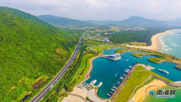 高空鸟瞰万宁华润石梅湾国际游艇会,滨海美景尽收眼底.